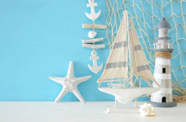 Ahşap masa deniz yaşam tarzı nesnelerle deniz kavramı.