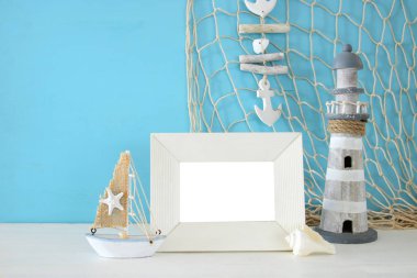 Ahşap masa deniz yaşam tarzı nesnelerle deniz kavramı