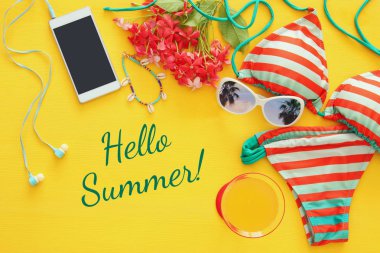 Moda bayan mayo bikini üst görünümden sarı ahşap zemin üzerine