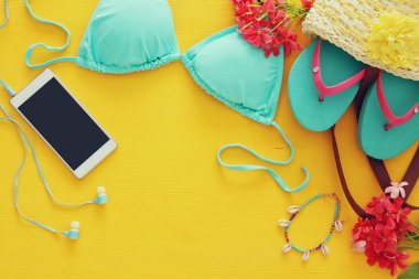 Moda bayan mayo bikini üst görünümden sarı ahşap zemin üzerine