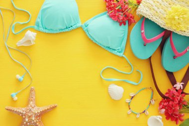 Moda bayan mayo bikini üst görünümden sarı ahşap zemin üzerine