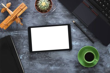 Ofis çalışma masası leptop, tablet, notebbok ve kahve ile Üstten Görünüm