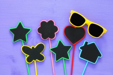 Mor ahşap arka plan üzerinde boş işaretleri.