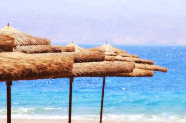 tropikal deniz ve plaj şemsiye. Yaz seyahat ve tatil kavramı