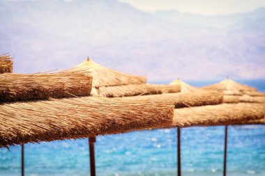 tropikal deniz ve plaj şemsiye. Yaz seyahat ve tatil kavramı