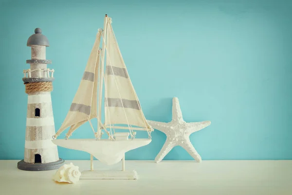 Námořních koncept s moře životního stylu objekty na dřevěný stůl. — Stock fotografie