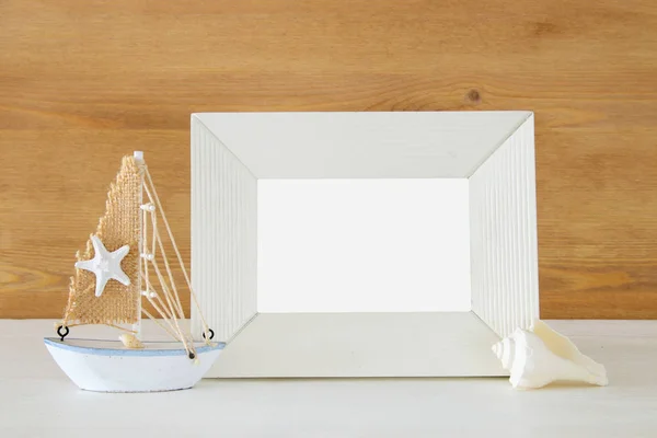木製のテーブル上の海ライフ スタイル オブジェクトと航海のコンセプトです。写真のモンタージュのため — ストック写真