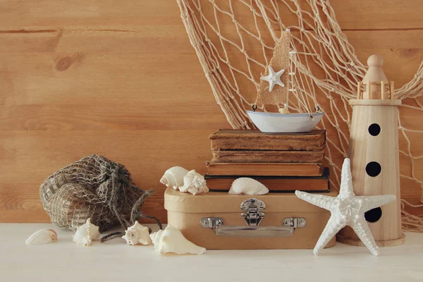 Ναυτικά έννοια με θάλασσα ζωή στυλ αντικείμενα στο ξύλινο τραπέζι — Φωτογραφία Αρχείου