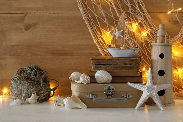 Conceito náutico com objetos de estilo de vida marinha na mesa de madeira — Fotografia de Stock