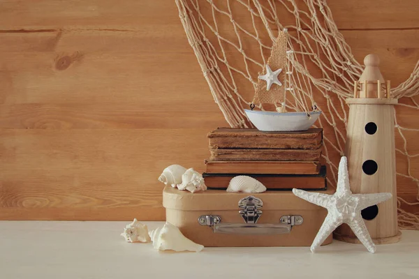 Concetto nautico con oggetti in stile mare su tavola di legno — Foto Stock