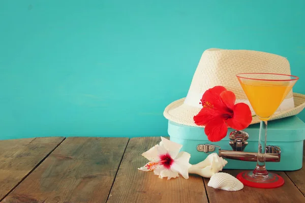 Sombrero Fedora, gafas de sol, flor de hibisco tropical en mesa de madera — Foto de Stock