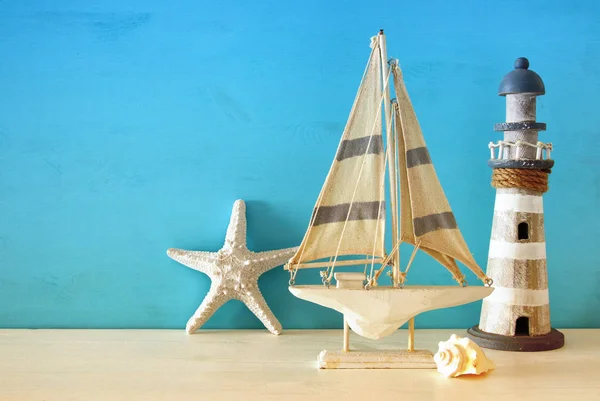 Concept nautique avec objets de style de vie marine sur table en bois . — Photo