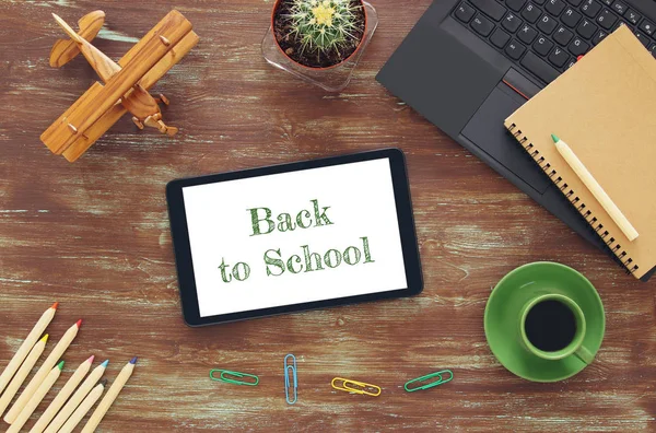 Bovenaanzicht van office werktafel met leptop, tablet, notebbok en kopje koffie — Stockfoto