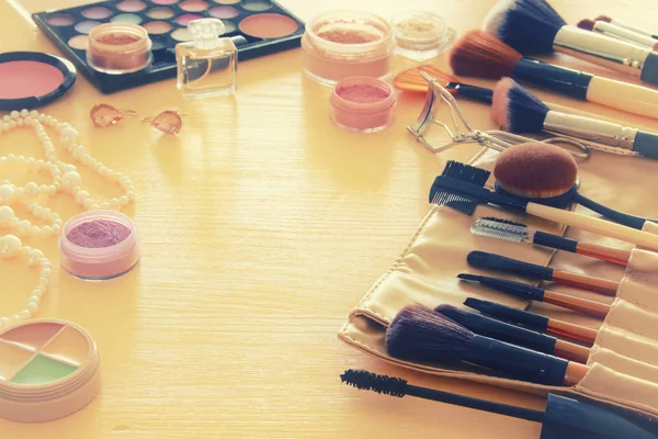 Narzędzia kosmetyczne kosmetyki makijaż i szczotki na podłoże drewniane — Zdjęcie stockowe