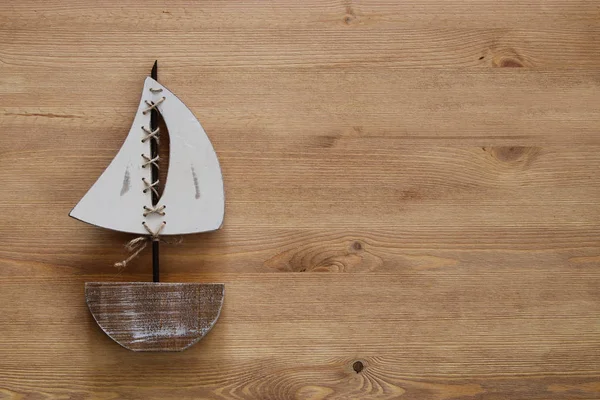 Concetto nautico con oggetti in stile mare su tavola di legno . — Foto Stock