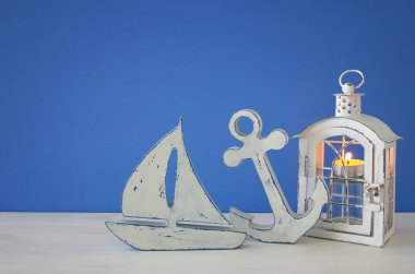 Büyülü fener mum ışık ve raf ahşap tekne ile. Deniz kavramı