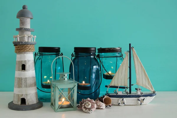 Magische mason jars whith kaars licht en houten boot op de plank. Nautische concept — Stockfoto