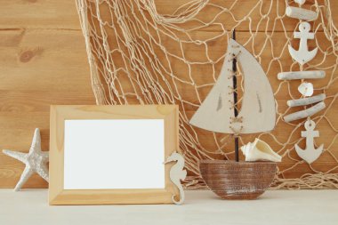 Ahşap masa deniz yaşam tarzı nesnelerle deniz kavramı.