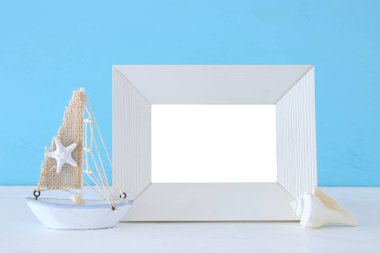 Ahşap masa deniz yaşam tarzı nesnelerle deniz kavramı