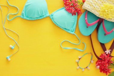 Moda bayan mayo bikini üst görünümden sarı ahşap zemin üzerine