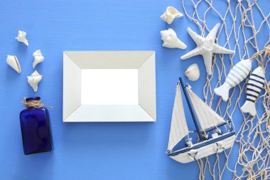 Ahşap masa üzerinde üstten görünüm deniz yaşam tarzı nesnelerle deniz kavramının. Fotoğraf montajı için