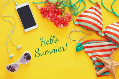 Moda bayan mayo bikini üst görünümden sarı ahşap zemin üzerine