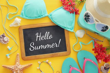 Moda bayan mayo bikini üst görünümden sarı ahşap zemin üzerine