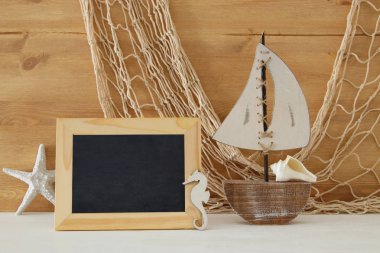 Ahşap masa deniz yaşam tarzı nesnelerle deniz kavramı.