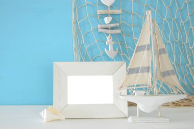 Ahşap masa deniz yaşam tarzı nesnelerle deniz kavramı