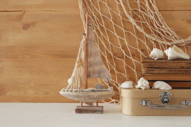 Ahşap masa deniz yaşam tarzı nesnelerle deniz kavramı