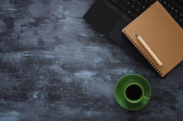 Ofis çalışma masası leptop, notebbok ve kahve ile Üstten Görünüm — Stok fotoğraf