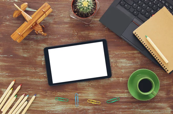 Vista superior da mesa de trabalho de escritório com leptop, tablet, notebbok e xícara de café — Fotografia de Stock