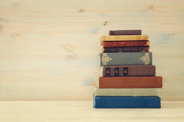 Изображение старинных старинных книг на деревянной полке — стоковое фото
