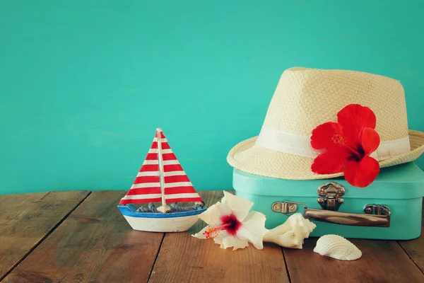 Chapéu Fedora, flor de hibisco tropical em mesa de madeira. conceito de relaxamento ou férias — Fotografia de Stock