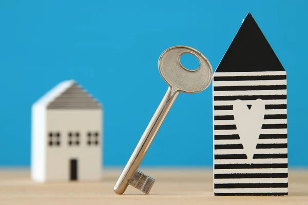 Modelo de casa pequena com chave sobre piso de madeira. foco seletivo — Fotografia de Stock