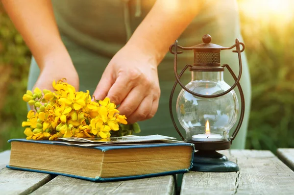 Lanterna vintage ao lado do livro e menina ao ar livre — Fotografia de Stock