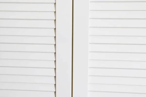 Винтажный белый шкаф с закрытыми дверями. задний план интерьера — стоковое фото