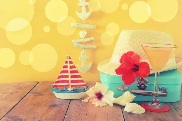 Fedora şapka, tropikal hibiscus çiçek ahşap masa üzerinde. gevşeme ya da tatil kavramı — Stok fotoğraf