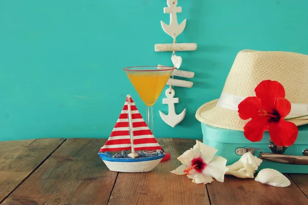 Sombrero Fedora, flor de hibisco tropical sobre mesa de madera. concepto de relajación o vacaciones — Foto de Stock