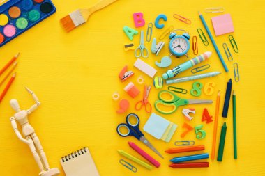 Okul kavramına sarı ahşap arka plan üzerinde geri. Üstten Görünüm.