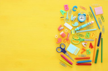 Okul kavramına sarı ahşap arka plan üzerinde geri. Üstten Görünüm.