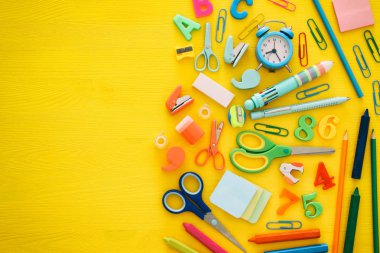 Okul kavramına sarı ahşap arka plan üzerinde geri. Üstten Görünüm.