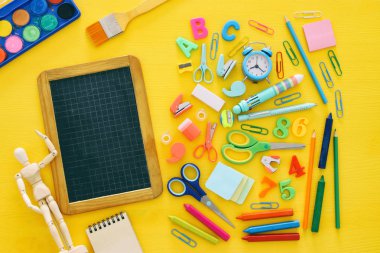 Boş bl sarı ahşap zemin üzerine okul kavramı geri