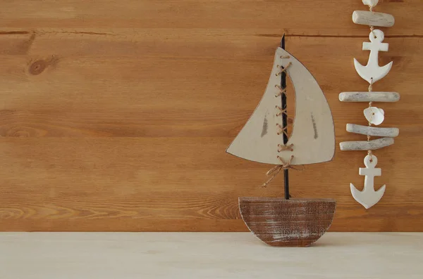 Nautisches Konzept mit Sea Life Style Objekten auf Holztisch — Stockfoto