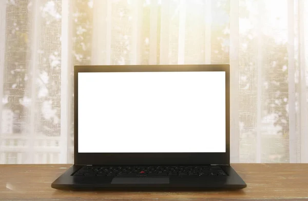 Fenster mit Vorhang und offenem Laptop und leerem weißen Bildschirm für Kopierraum — Stockfoto