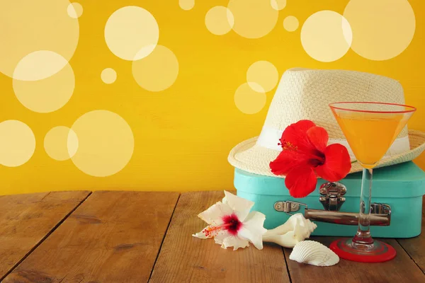 Sombrero Fedora, flor de hibisco tropical sobre mesa de madera. concepto de relajación o vacaciones — Foto de Stock