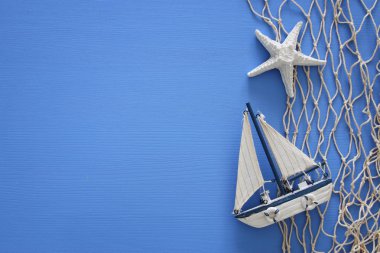 Ahşap masa üzerinde deniz yaşam tarzı nesnelerle deniz kavramının Üstten Görünüm.