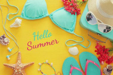 moda bayan mayo bikini sarı ahşap zemin üzerinde. Yaz plaj tatil kavramı