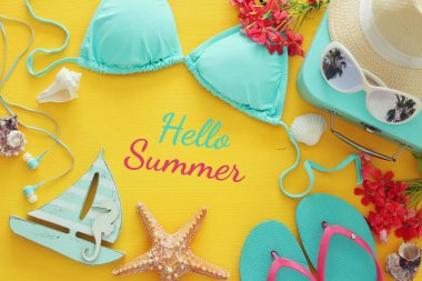 moda bayan mayo bikini sarı ahşap zemin üzerinde. Yaz plaj tatil kavramı