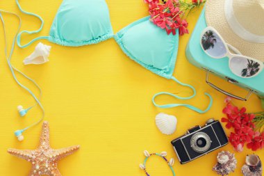 moda bayan mayo bikini sarı ahşap zemin üzerinde. Yaz plaj tatil kavramı